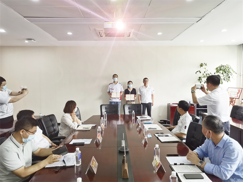 图2 颁发校企导师聘书.jpg