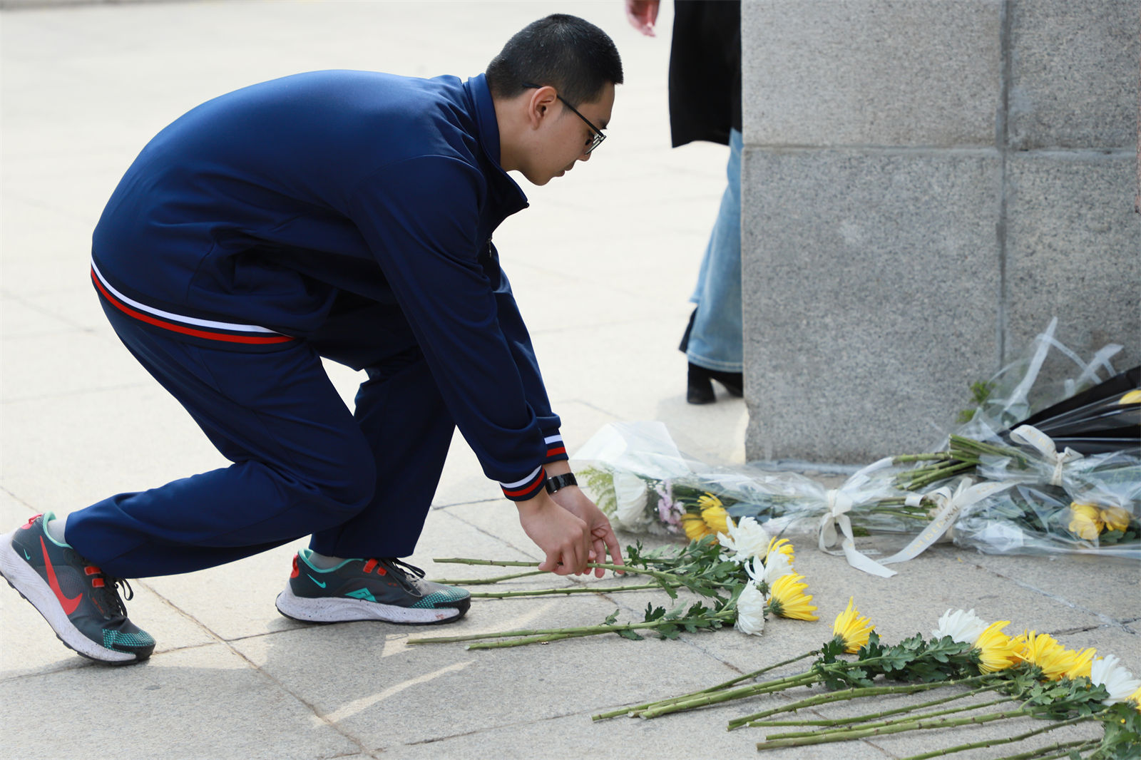 图五 献花照.JPG