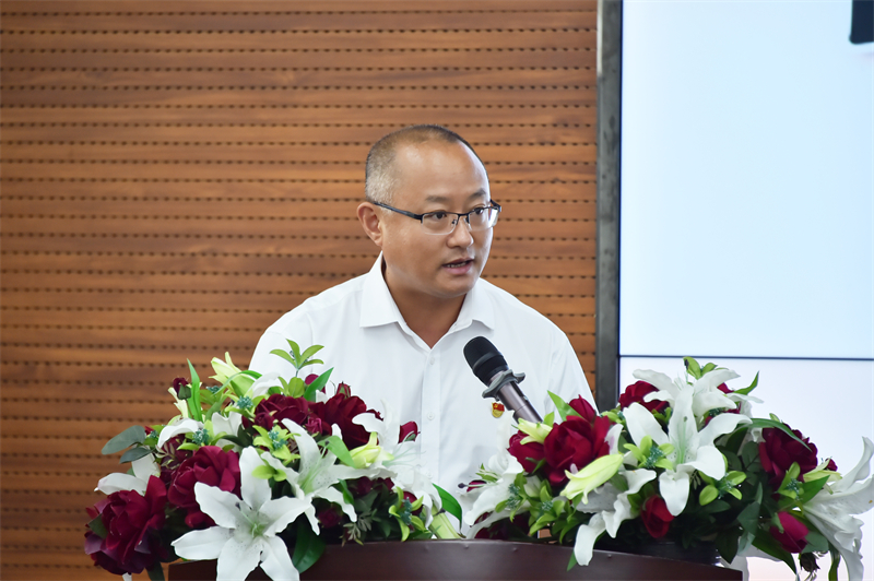 图五 学生处程明处长宣读资助名单.JPG