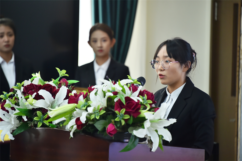 图四 汽车工程学院王早霞代表受助学生发言.JPG