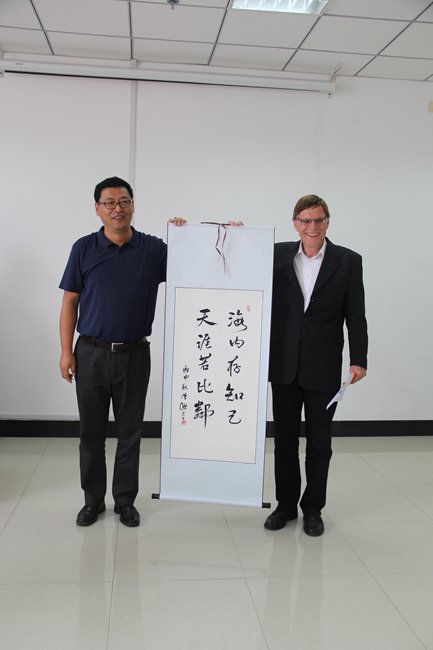胡国良副校长赠送Ott教授我校教师墨宝以表示感谢_副本.jpg