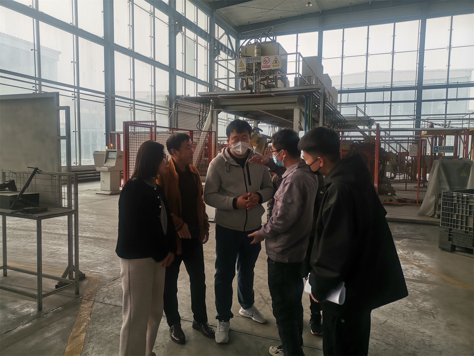 图2 企业人员为调研人员做详细介绍.jpg