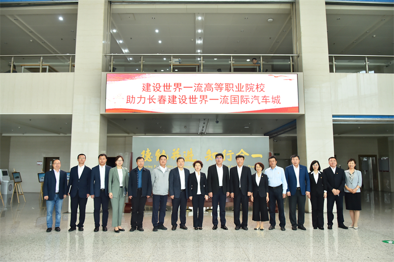 图5 领导合影留念.JPG