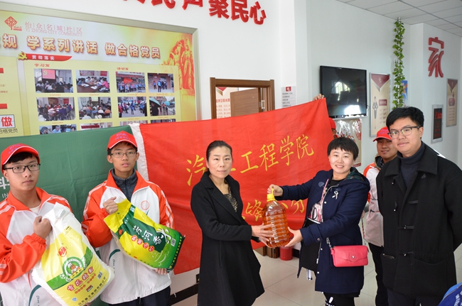 图二 杨宇老师为社区残疾居民代表发放慰问品_副本.jpg