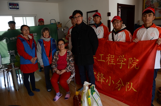 图七 慰问社区残疾居民代表_副本.jpg