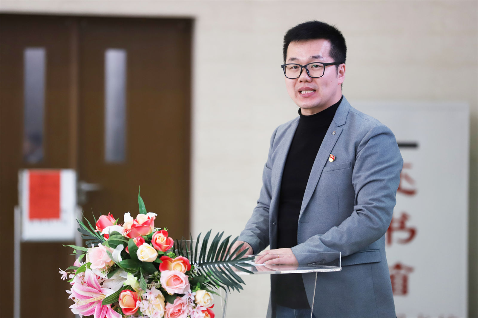 图1 校团委副书记苏崇刚主持启动仪式.JPG