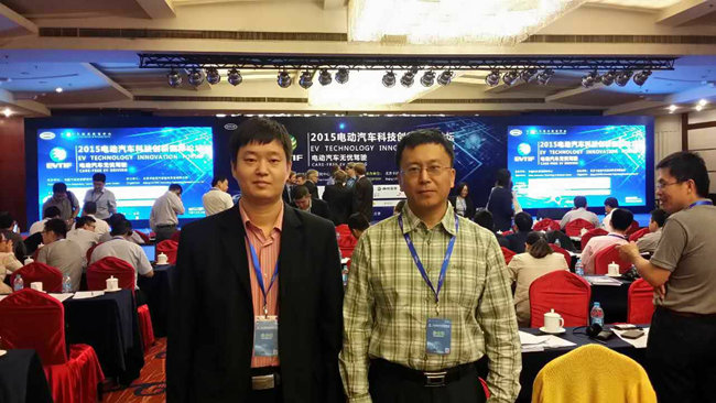 汽车工程学院院长赵宇(右)和新能源汽车技术专业教师赵宏涛(左)在会议现场_副本.jpg