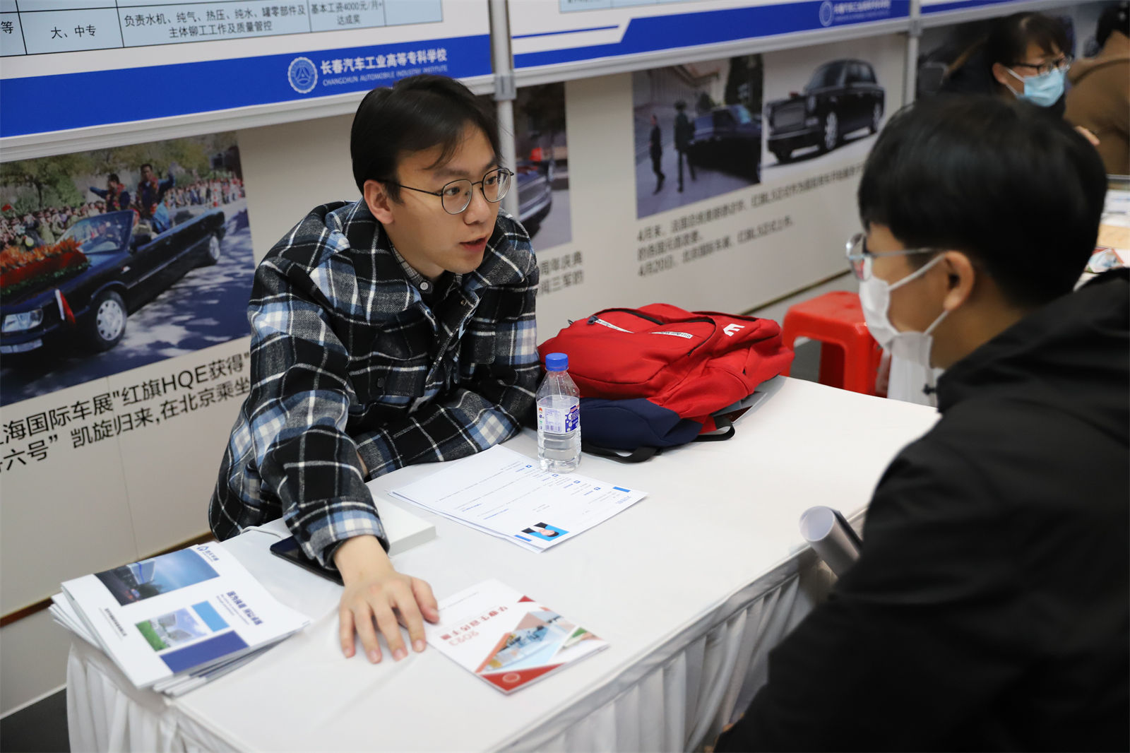 图4 企业与毕业生面对面交流.jpg