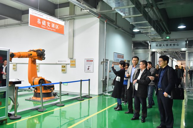 参观机器人技术中心1_副本.jpg