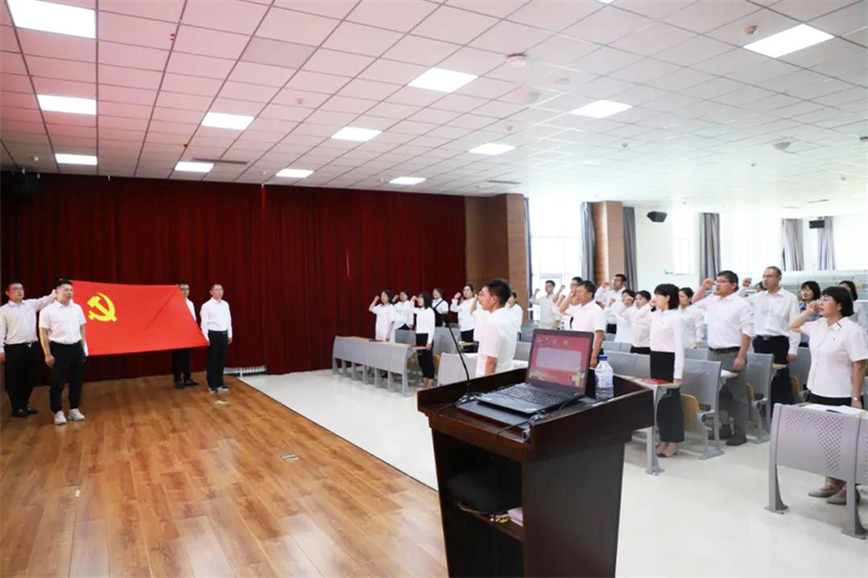 图2 全体党员重温入党誓词.jpg