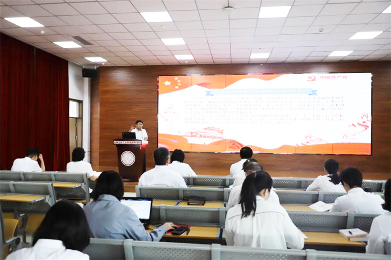 图5 李文博同志讲党课.jpg