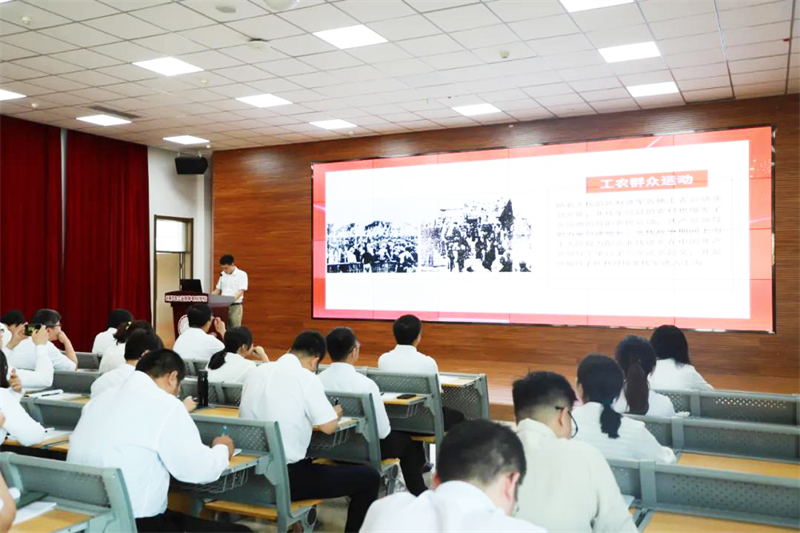 图7 侯建同志讲党课.jpg