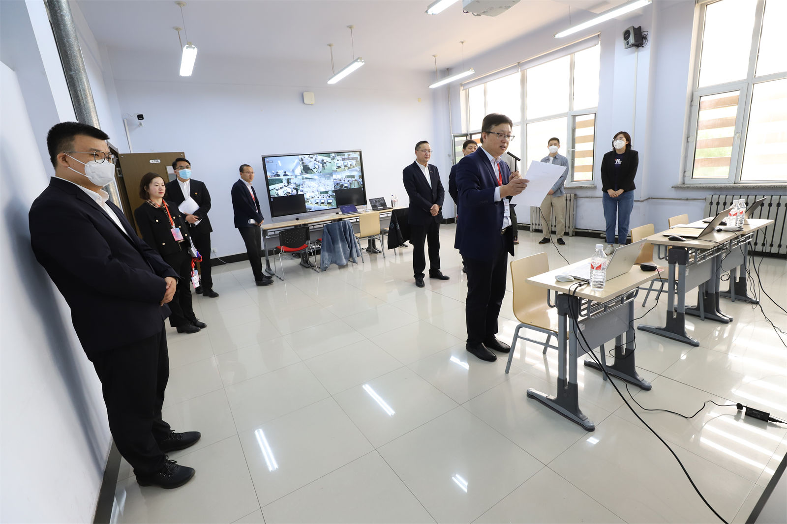 图4 领导巡视海外考场.jpg