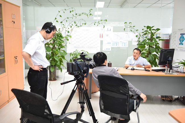 一汽大众成都人事服务经理 卢荃 接受采访_副本.jpg