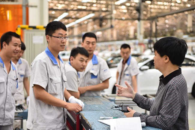 采访一汽大众成都厂毕业生_副本.jpg