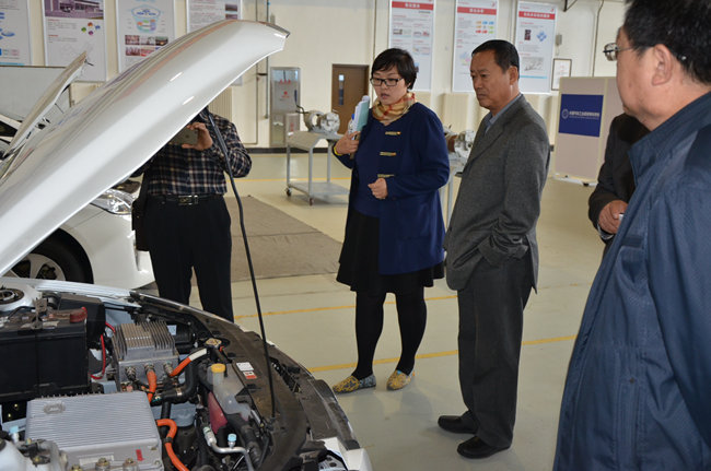 交流团队参观新能源汽车技术实训基地_副本.jpg