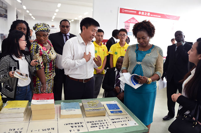 马拉维跨党派联合考察团一行在汽车运用学院实习实训中心考察_副本.jpg